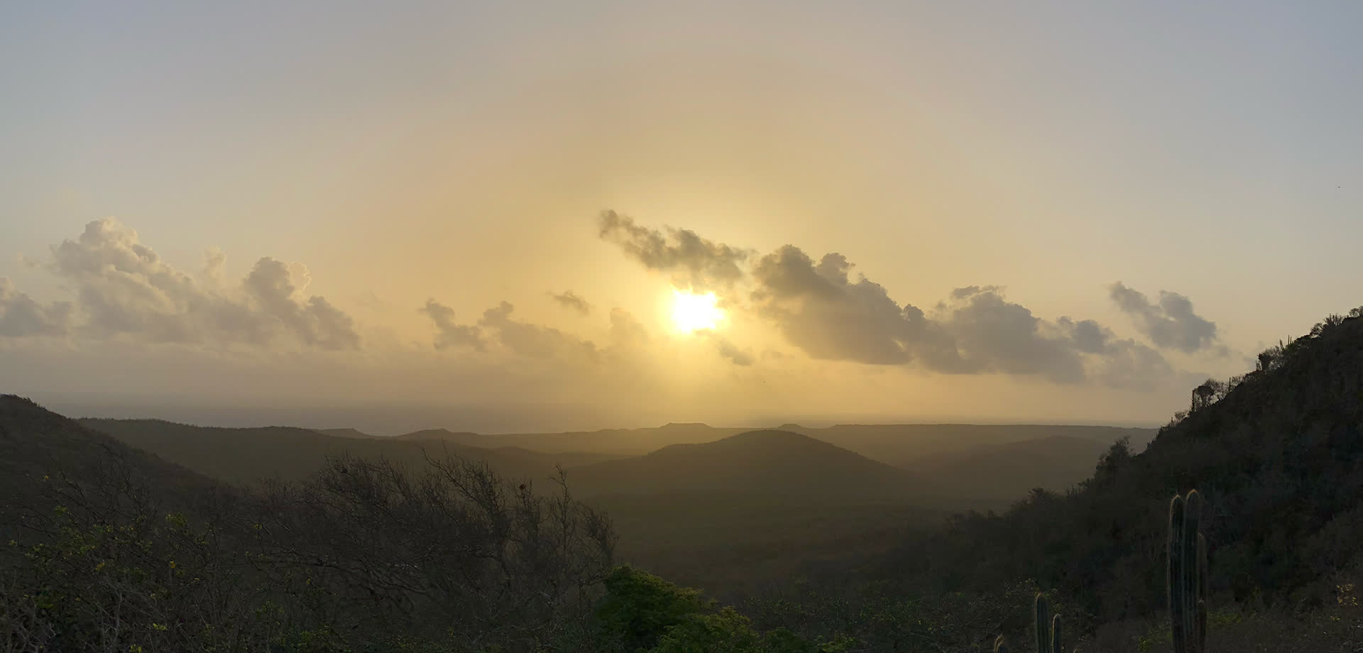 Zonsopkomst boven een heuvellandschap